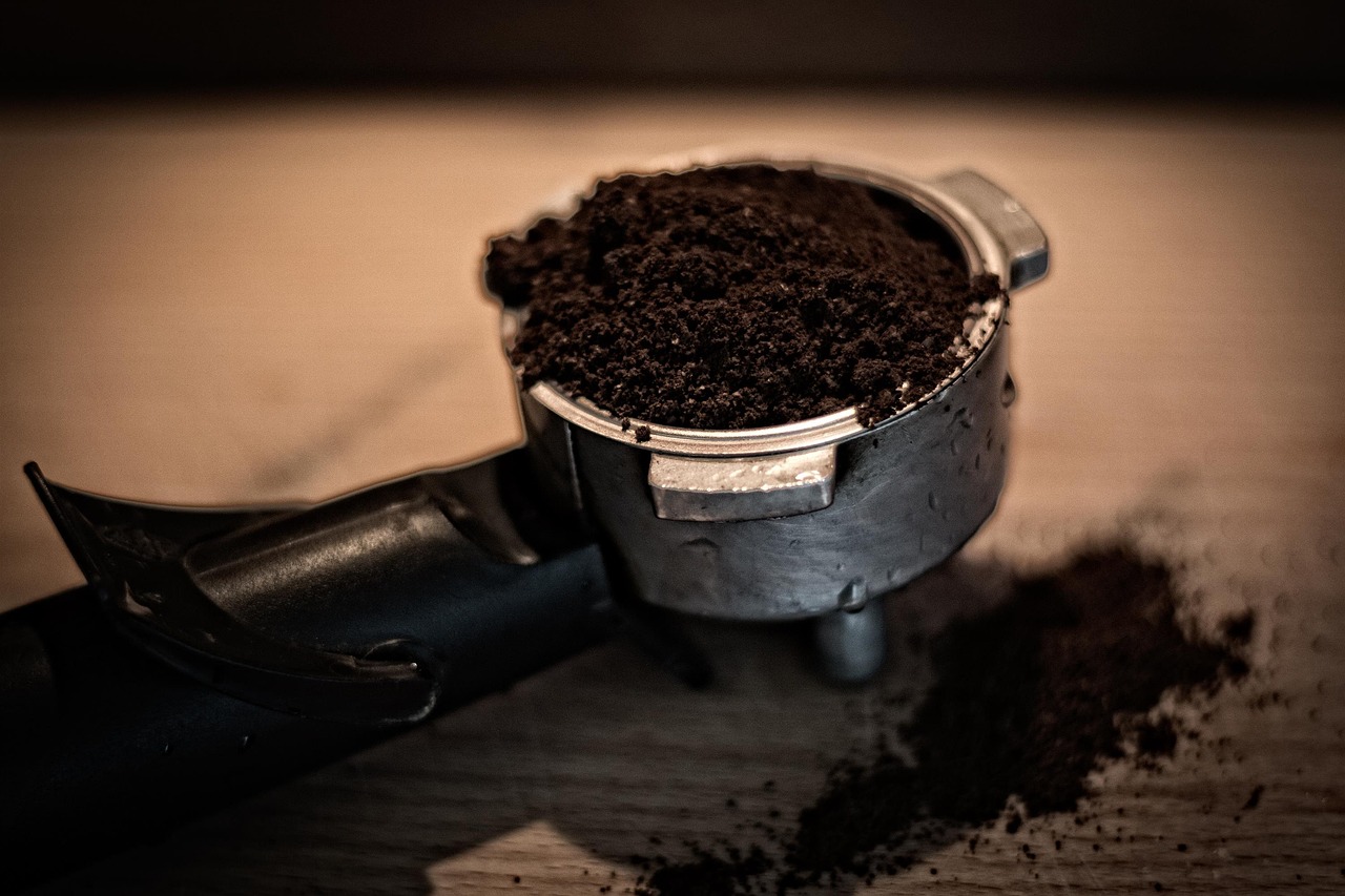 Espresso brewing with rich crema extraction