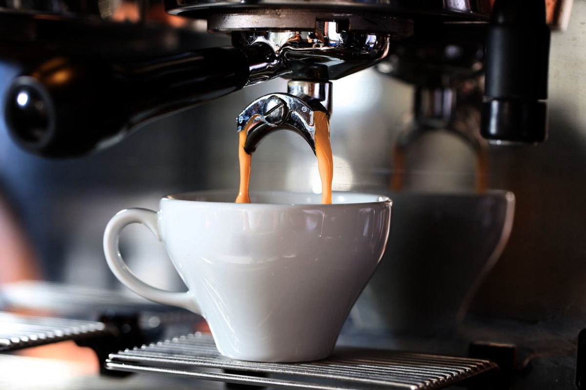 De'Longhi Dedica EC685M budget espresso machine with 51mm portafilter and fresh espresso shot